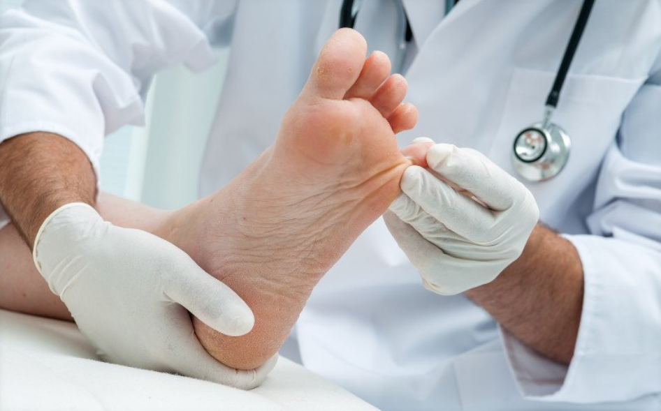 Fizjoterapeuta badający ruchomość barku